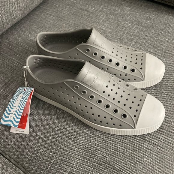 Native water shoes gray size 10 - Picture 2 of 9